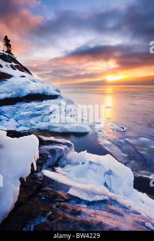 La glace et Fjord du Saguenay au lever du soleil, de Sainte-Rose-du-Nord, Québec Banque D'Images