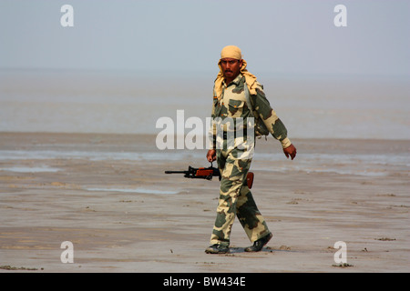 Le personnel de sécurité d'une frontière faisant obligation à l'Inde Pakistan border dans Rann de Kutch, Gujarat, Inde Banque D'Images