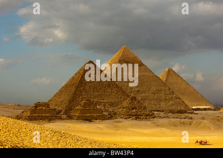 Aegypten, Gizeh, Die Pyramiden von Gizeh, von Süden gesehen im Vordergrund ; Die drei kleinen Königinnenpyramiden, dahinter mourir P Banque D'Images