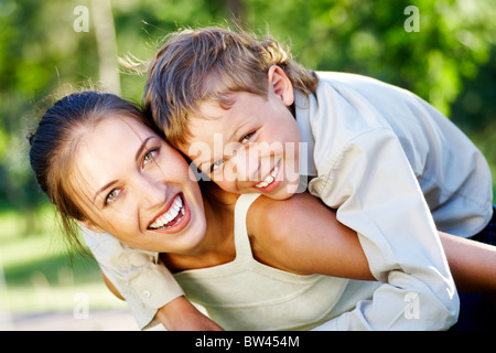 Happy mother holding her cute fils et les deux rient Banque D'Images