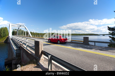 Une voiture en traversant le détroit d'un lac à l'aide d'un pont-route , Finlande Banque D'Images