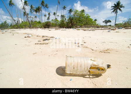 Déchets rejetés sur la plage, l'île de Bintan, Indonésie Banque D'Images