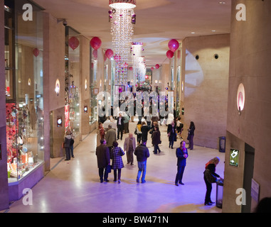 Paris, France, grande foule, intérieur du centre commercial français, 'carrousel du Louvre', vue générale, couloir bondé à l'intérieur, décorations de Noël, centre commercial france, hall Banque D'Images