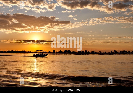 Coucher du soleil sur la rivière Chobe dans le Parc National de Chobe au Botswana Banque D'Images
