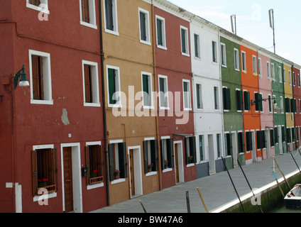 Maisons de couleur vive sur l'île de Burano, dans la lagune de Venise Banque D'Images