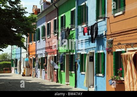 Maisons peintes de couleurs vives sur l'île de Burano, dans la lagune de Venise Banque D'Images