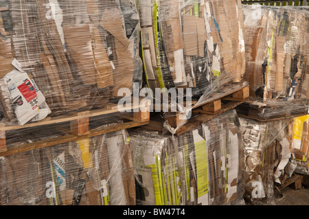 Carton emballé en plastique au centre de recyclage commercial, Swansea, pays de Galles : Phillip Roberts Banque D'Images