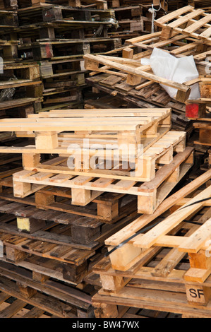 Palettes en bois empilées au centre de recyclage commercial de Swansea, pays de Galles : Phillip Roberts Banque D'Images