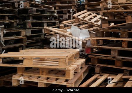 Palettes en bois empilées en attente de réutilisation et de recyclage dans un centre de gestion des déchets commerciaux, matériaux industriels durables, économie circulaire Banque D'Images