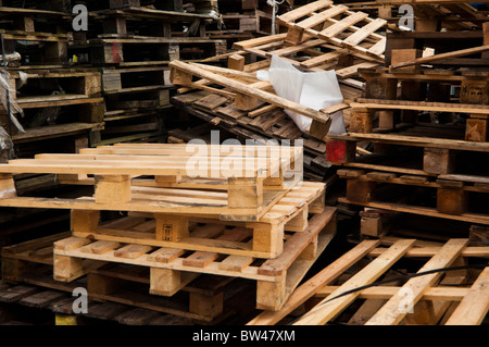 Palettes en bois empilées au centre de recyclage commercial de Swansea, pays de Galles : Phillip Roberts Banque D'Images