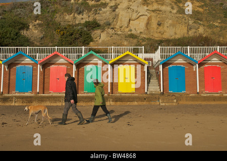 Les promeneurs de chiens sur la plage de Swanage Banque D'Images