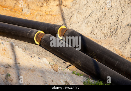 Nouveaux tuyaux dans un pipeline de chauffage urbain au fond d'un fossé , Finlande Banque D'Images