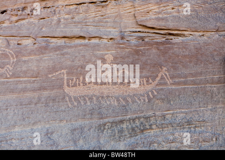 Haut de Petroglyph prowed bateau avec équipage et chef de l'Oued Oum Salam pour l'Egypte Désert Banque D'Images