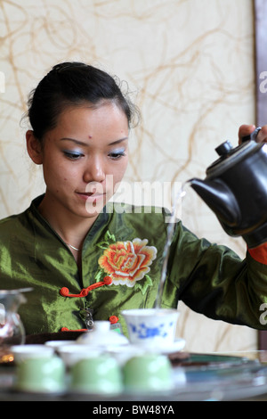 Une cérémonie traditionnelle du thé est effectué à un salon de thé dans la région de Kunming, Province du Yunnan, Chine. Banque D'Images