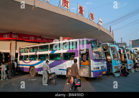 La Chine. Passagers À LONG DISTANCE BUS STATION À Kunming, Yunnan Province Banque D'Images