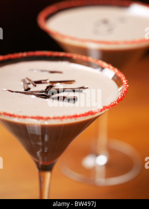 CChocolate martinis garni d'émincé de cacao et de sucre rouge. Banque D'Images