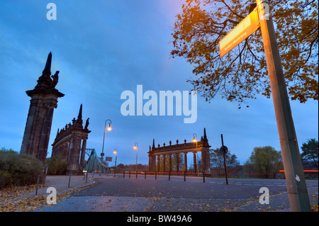 Poteau de signalisation de la Berliner Mauerweg au pont Glienicker Bruecke, Potsdam, Brandebourg, Allemagne, Europe Banque D'Images