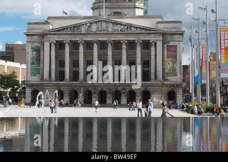 La façade de Nottingham Council House vu à travers l'eau de la fontaine. Banque D'Images