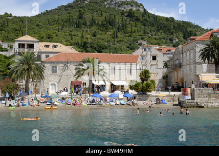 Une belle vue de la plage du village de Lopud, sur l'île de Lopud, îles Elaphites, vu du port. L'île de Lopud est... Banque D'Images