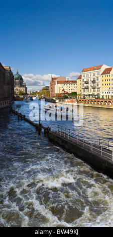 La Cathédrale de Berlin et le Nikolaiviertel sur la Spree, Berlin, Germany, Europe Banque D'Images