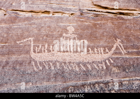 Haut de Petroglyph prowed bateau avec équipage et chef de l'Oued Oum Salam pour l'Egypte Désert Banque D'Images