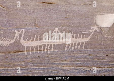 Haut de Petroglyph prowed bateau avec équipage dans l'Oued Oum Salam pour l'Egypte Désert Banque D'Images