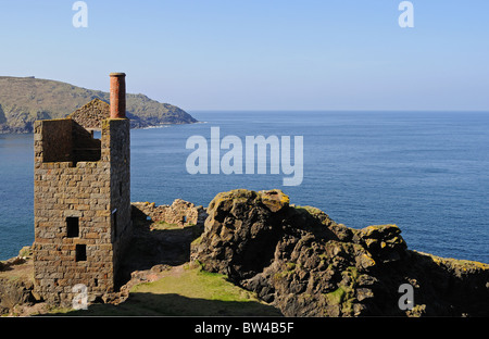 Une vieille maison à moteur couronnes botallack tin mine, Cornwall, uk Banque D'Images