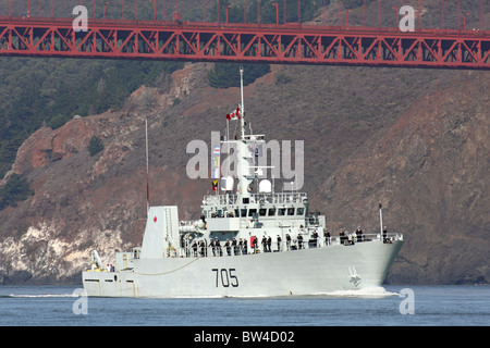 La Marine canadienne de la classe KINGSTON Navire de patrouille NCSM Whitehorse (MM 705) navigue dans la baie de San Francisco. Banque D'Images