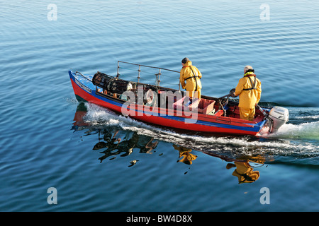 Les pêcheurs côtiers en petit bateau, Rossaveel, Connemara, comté de Galway, Irlande, Connaught. Banque D'Images