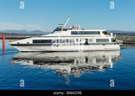 Un ferry de l'Aran Island Ferries laissant la flotte Rossaveel, Connemara, comté de Galway, Irlande, Connaught. Banque D'Images