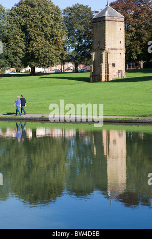 Abington Park Northampton Pigeonry reflet dans l'eau tour en pierre Banque D'Images