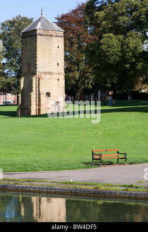 Abington Park Northampton Pigeonry reflet dans l'eau tour en pierre Banque D'Images