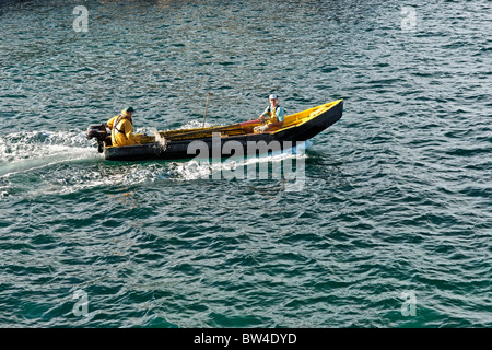 Deux pêcheurs côtiers dans un bateau, l'Inis Meain currach, Aran Islands, comté de Galway, Irlande, Connaught. Banque D'Images