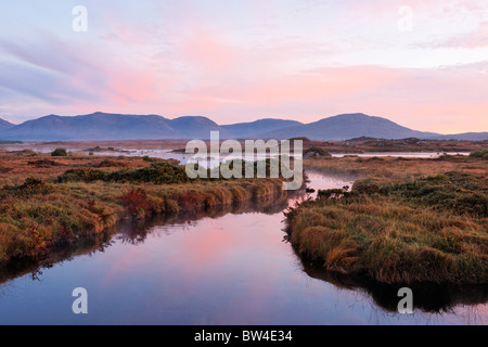 Les Maumturk Mountains et la rivière Invermore, Connemara, comté de Galway, Irlande, Connaught. Banque D'Images