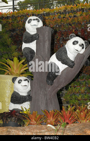 Trois Babe (Cub, kiddie) mannequins Panda / sculptures sur l'arbre. Le Jardin botanique de Nong Nooch, Pattaya, Thaïlande Octobre 2010 Banque D'Images