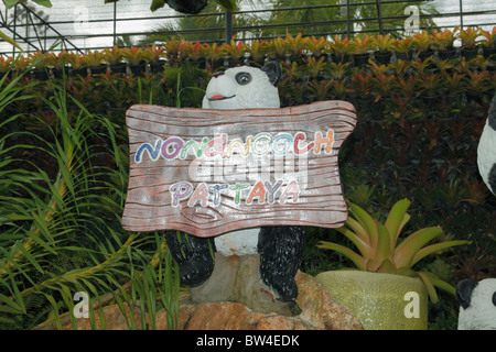 Mannequin Panda / sculpture tenant une pancarte, & botanique Nong Nooch Tropical Garden, Pattaya, Thaïlande Octobre 2010 Banque D'Images