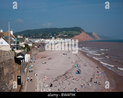 Une vue générale de la plage et des falaises de grès rouge du Jurassique à Devon Sidmouth Banque D'Images