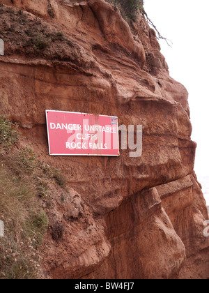 Danger falaise instable rock falls avis sur les falaises à Devon Sidmouth Banque D'Images