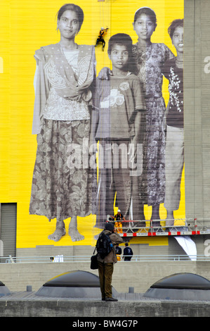 Photographe à prendre des photos d'ouvriers photo géant de fixation au mur pour Aviva 'Vous êtes l'Ensemble' campagne de publicité Banque D'Images