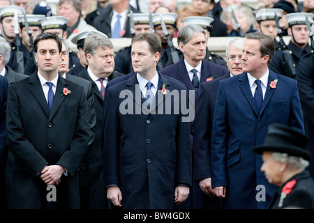 Le premier ministre David Cameron, vice-premier ministre, Nick Clegg, Ed Miliband et Tony Blair, assister aux cérémonies du dimanche. Banque D'Images