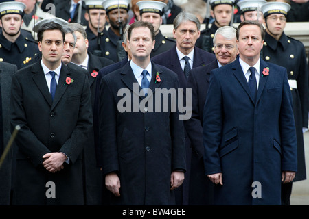 Le premier ministre David Cameron, vice-premier ministre, Nick Clegg, Ed Miliband et Tony Blair, assister aux cérémonies du dimanche. Banque D'Images