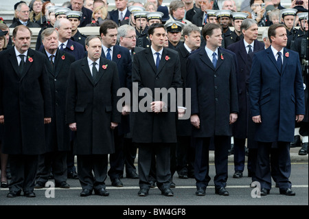 Le premier ministre David Cameron, vice-premier ministre, Nick Clegg, Ed Miliband et Tony Blair, assister aux cérémonies du dimanche. Banque D'Images