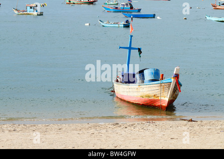 Petit bateau de pêcheur sur la mer. Pattaya, Thaïlande, Octobre 2010 Banque D'Images