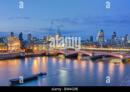 La ville de Londres et de la Tamise de nuit Banque D'Images