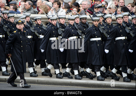 Atmosphère à la cérémonie du dimanche Service commémoratif au monument commémoratif, Whitehall, Londres, 14 novembre 2010. Banque D'Images