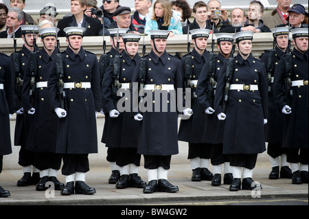 Atmosphère à la cérémonie du dimanche Service commémoratif au monument commémoratif, Whitehall, Londres, 14 novembre 2010. Banque D'Images