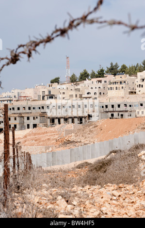 La construction se poursuit sur la colonie israélienne de Gilo et la barrière de séparation qui l'entourent. Banque D'Images