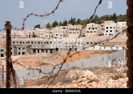 La construction se poursuit sur la colonie israélienne de Gilo et la barrière de séparation qui l'entourent. Banque D'Images