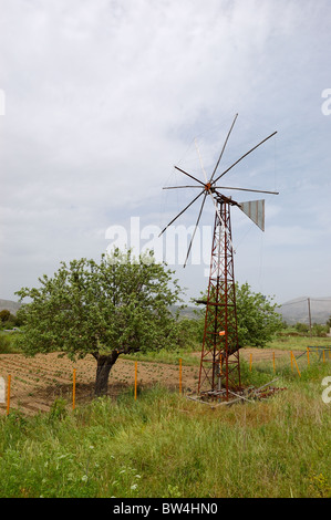 Moulin à vent traditionnel utilisé pour l'irrigation sur le plateau Lassithi, Crète, Grèce Banque D'Images