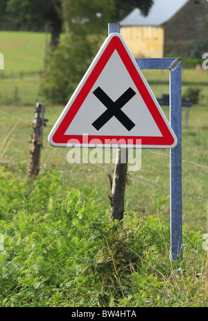 Un carrefour français junction road sign. Banque D'Images